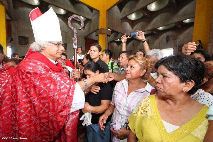 Familias católicas acompañan bajada de la Sangre de Cristo en Catedral Metropolitana