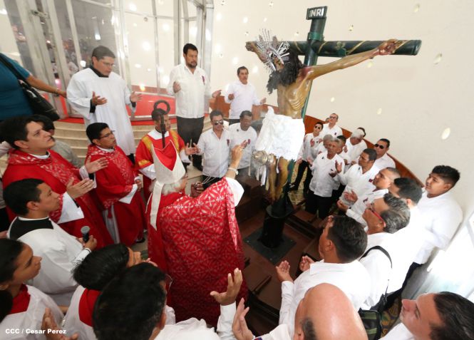Familias católicas acompañan bajada de la Sangre de Cristo en Catedral Metropolitana