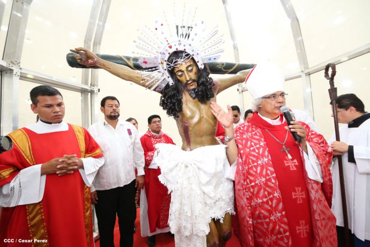 Familias católicas acompañan bajada de la Sangre de Cristo en Catedral Metropolitana