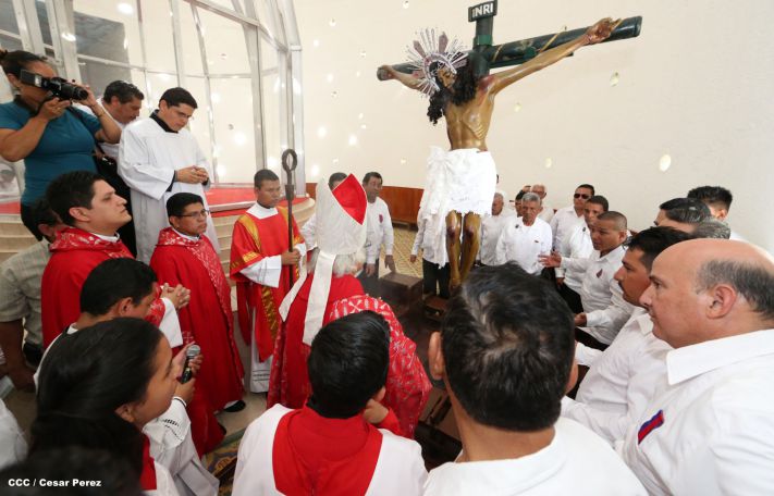 Familias católicas acompañan bajada de la Sangre de Cristo en Catedral Metropolitana
