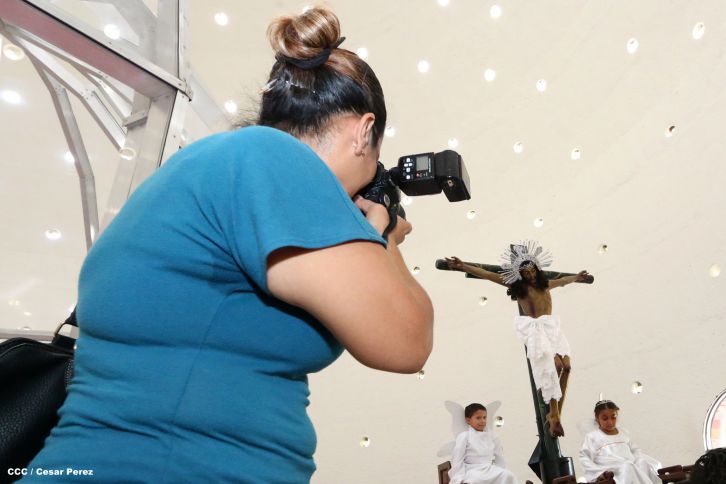 Familias católicas acompañan bajada de la Sangre de Cristo en Catedral Metropolitana