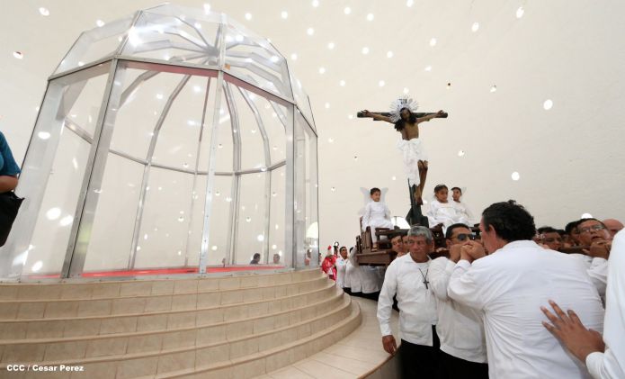 Familias católicas acompañan bajada de la Sangre de Cristo en Catedral Metropolitana