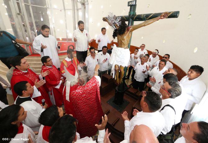 Familias católicas acompañan bajada de la Sangre de Cristo en Catedral Metropolitana