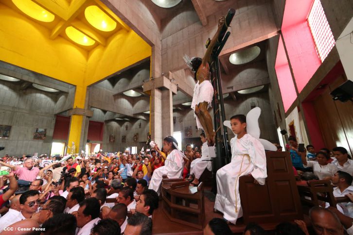 Familias católicas acompañan bajada de la Sangre de Cristo en Catedral Metropolitana