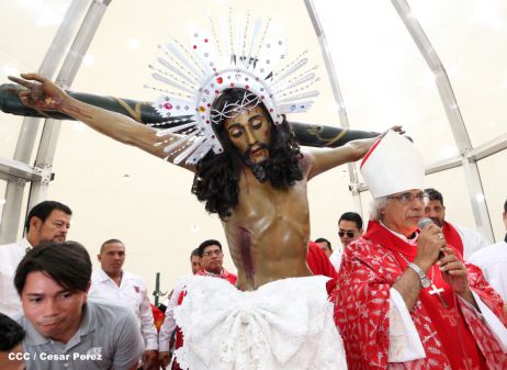 Familias católicas acompañan bajada de la Sangre de Cristo en Catedral Metropolitana