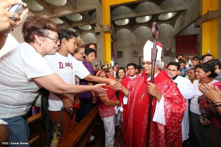 Familias católicas acompañan bajada de la Sangre de Cristo en Catedral Metropolitana