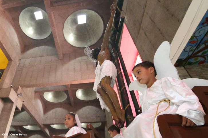 Familias católicas acompañan bajada de la Sangre de Cristo en Catedral Metropolitana