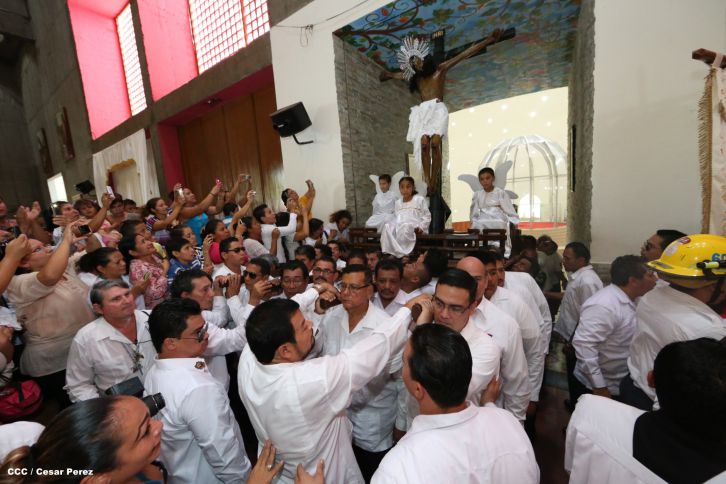 Familias católicas acompañan bajada de la Sangre de Cristo en Catedral Metropolitana