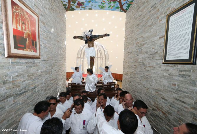 Familias católicas acompañan bajada de la Sangre de Cristo en Catedral Metropolitana