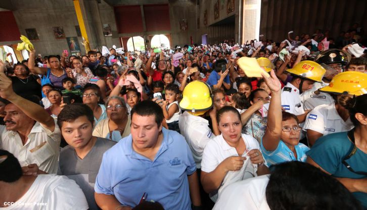 Familias católicas acompañan bajada de la Sangre de Cristo en Catedral Metropolitana