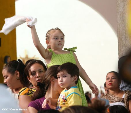 Familias católicas acompañan bajada de la Sangre de Cristo en Catedral Metropolitana