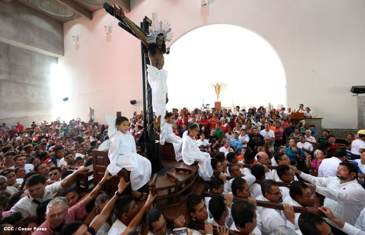 Familias católicas acompañan bajada de la Sangre de Cristo en Catedral Metropolitana