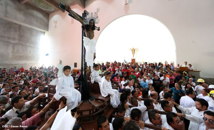 Familias católicas acompañan bajada de la Sangre de Cristo en Catedral Metropolitana