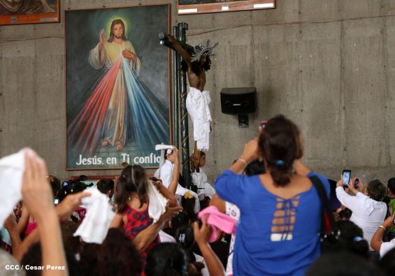 Familias católicas acompañan bajada de la Sangre de Cristo en Catedral Metropolitana