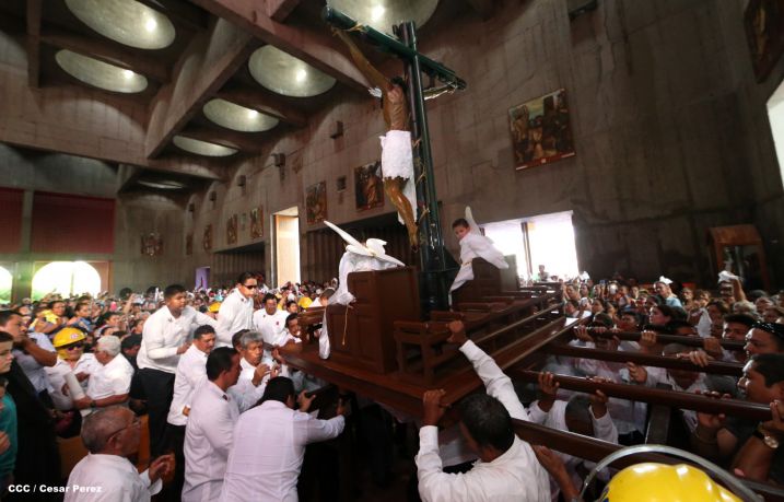 Familias católicas acompañan bajada de la Sangre de Cristo en Catedral Metropolitana