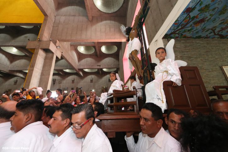 Familias católicas acompañan bajada de la Sangre de Cristo en Catedral Metropolitana