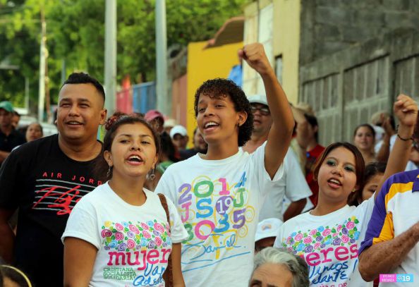 Capitalinos honran a sus héroes con algarabía y espíritu de compromiso