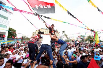 Daniel, Rosario y la Familia Sandinista reeditan el Repliegue Táctico a Masaya