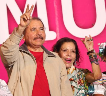 Daniel y Rosario culminan en Monimbó el 36 Aniversario del Repliegue a Masaya