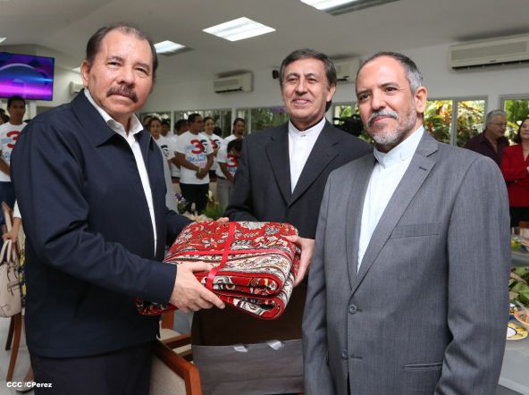 Daniel y Rosario reciben cartas credenciales de los embajadores de Irán, Taiwán, México y Japón