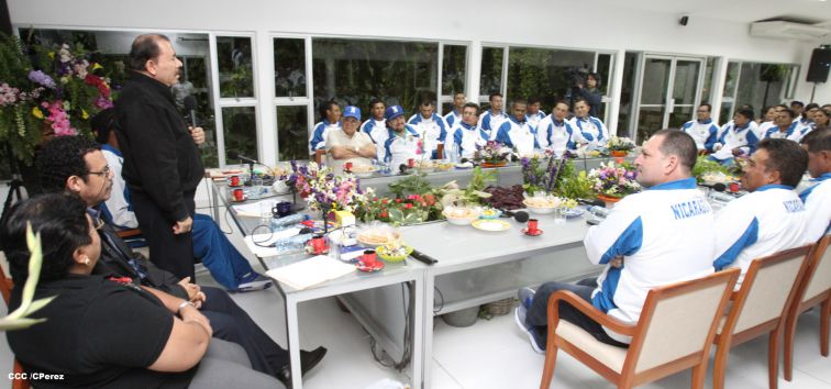 Presidente Daniel abandera a atletas nicaragüenses que participarán en los XVII Juegos Panamericanos