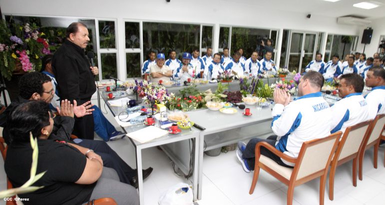 Presidente Daniel abandera a atletas nicaragüenses que participarán en los XVII Juegos Panamericanos