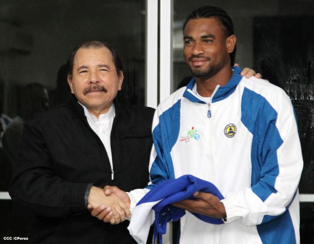 Presidente Daniel abandera a atletas nicaragüenses que participarán en los XVII Juegos Panamericanos