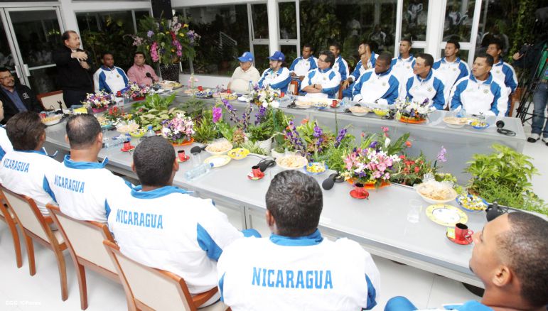 Presidente Daniel abandera a atletas nicaragüenses que participarán en los XVII Juegos Panamericanos