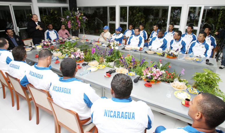 Presidente Daniel abandera a atletas nicaragüenses que participarán en los XVII Juegos Panamericanos