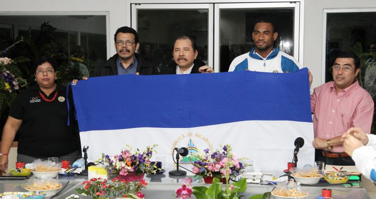 Presidente Daniel abandera a atletas nicaragüenses que participarán en los XVII Juegos Panamericanos