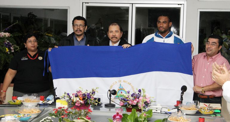 Presidente Daniel abandera a atletas nicaragüenses que participarán en los XVII Juegos Panamericanos