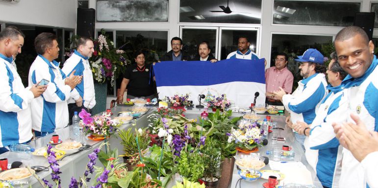 Presidente Daniel abandera a atletas nicaragüenses que participarán en los XVII Juegos Panamericanos