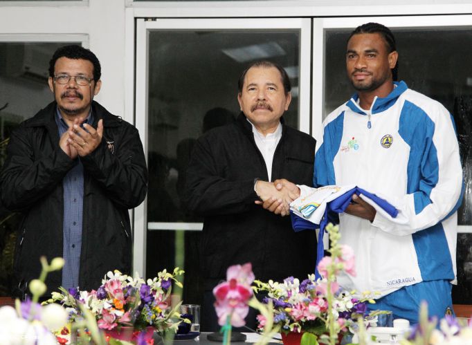 Presidente Daniel abandera a atletas nicaragüenses que participarán en los XVII Juegos Panamericanos