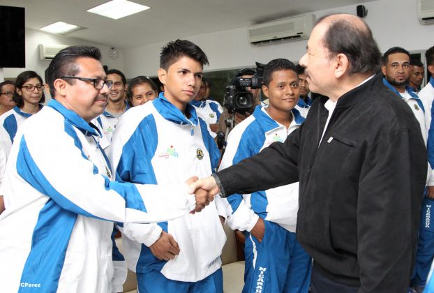 Presidente Daniel abandera a atletas nicaragüenses que participarán en los XVII Juegos Panamericanos