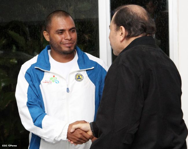 Presidente Daniel abandera a atletas nicaragüenses que participarán en los XVII Juegos Panamericanos