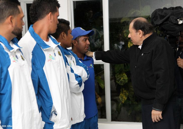 Presidente Daniel abandera a atletas nicaragüenses que participarán en los XVII Juegos Panamericanos