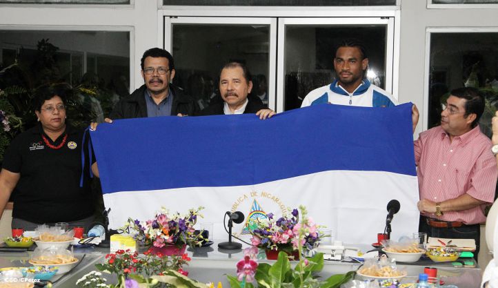 Presidente Daniel abandera a atletas nicaragüenses que participarán en los XVII Juegos Panamericanos