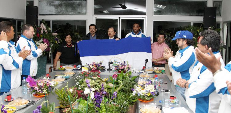 Presidente Daniel abandera a atletas nicaragüenses que participarán en los XVII Juegos Panamericanos