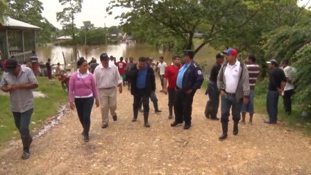 Atienden a familias afectadas por crecida del Río Escondido en El Rama