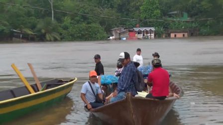 Atienden a familias afectadas por crecida del Río Escondido en El Rama