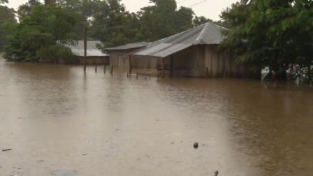 Atienden a familias afectadas por crecida del Río Escondido en El Rama