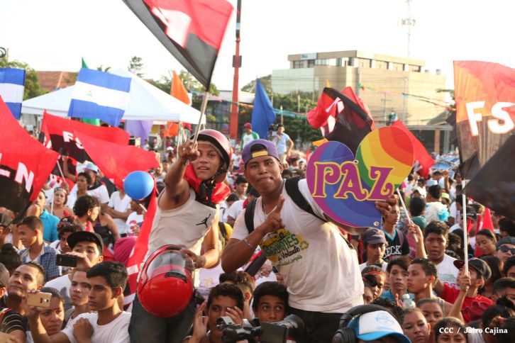 Juventud y Familias protagonizan Gran Caminata de la Alegría