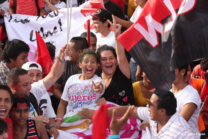 Juventud y Familias protagonizan Gran Caminata de la Alegría