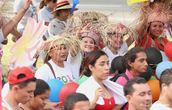 Juventud y Familias protagonizan Gran Caminata de la Alegría
