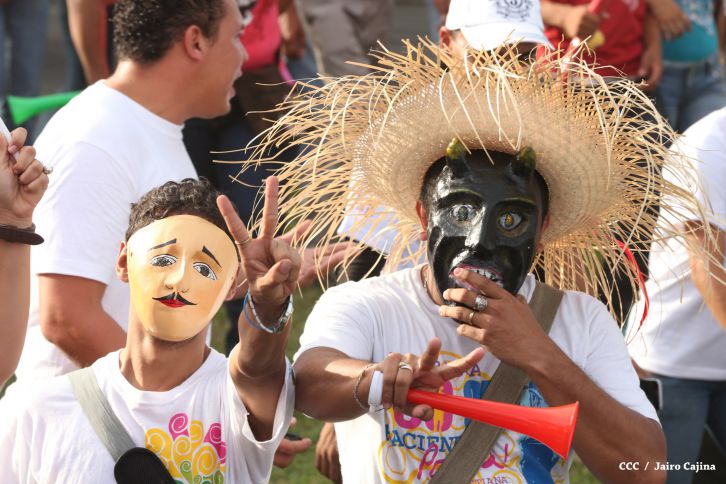 Juventud y Familias protagonizan Gran Caminata de la Alegría