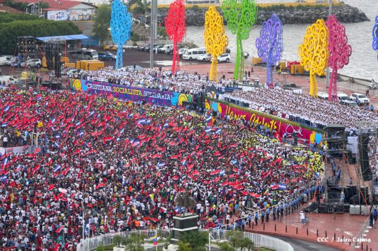 Plaza llena! Pueblo se desborda para celebrar el 36/19 en la Plaza La Fé