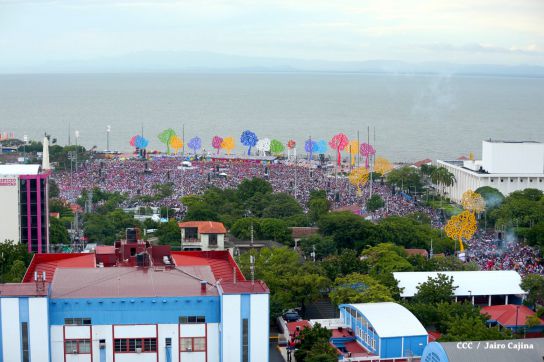 Plaza llena! Pueblo se desborda para celebrar el 36/19 en la Plaza La Fé
