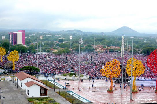 Plaza llena! Pueblo se desborda para celebrar el 36/19 en la Plaza La Fé