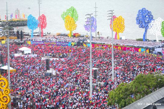 Plaza llena! Pueblo se desborda para celebrar el 36/19 en la Plaza La Fé