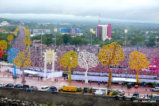 Plaza llena! Pueblo se desborda para celebrar el 36/19 en la Plaza La Fé